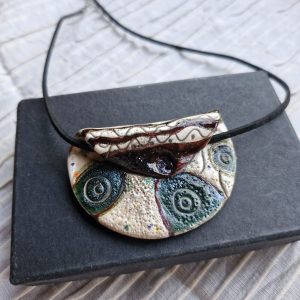 medallón irregular de cerámica rakú