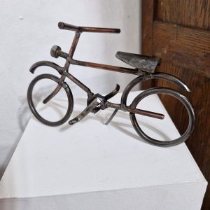 Escultura de hierro y chatarra, Bicicleta.